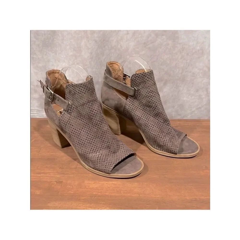 Universal Thread ankle boot heeled sandal with vegan suede perforated size 8